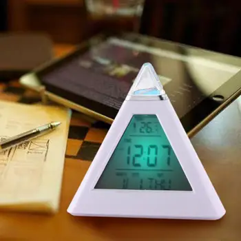 Digitalni LED Budilka 7 Barv Spreminjanje Night Light Time Prikaz Temperature Piramidne Oblike Desk Clock Ustvarjalno Dekoracijo Doma