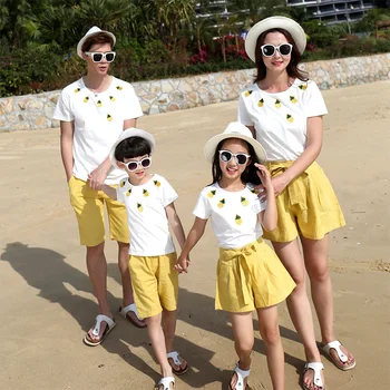Družina poglej, mati, hči očeta, sina ujemanje oblačila belega bombaža, kratek rokav družino majica s kratkimi rokavi dekliška rumena priložnostne kratke hlače